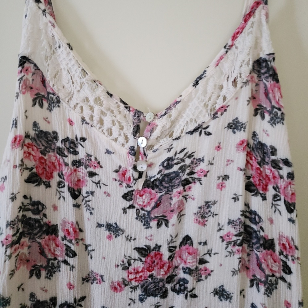 FINAL PRICE NWOT Floral Lace Top - Picture 5 of 6